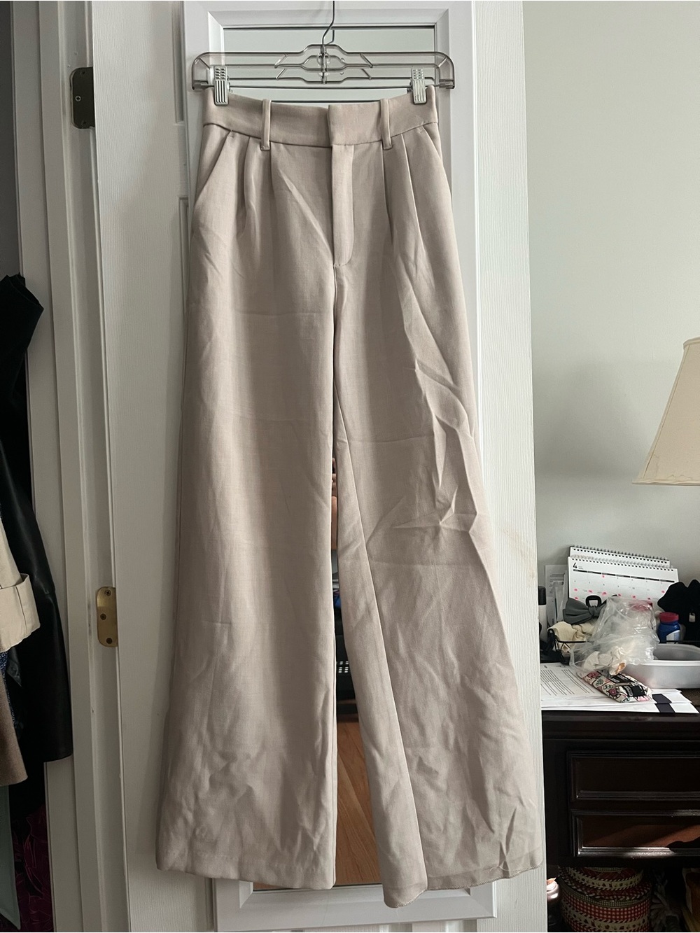 NEW w/o Tag - Abercrombie & Fitch Wide-Leg Trousers in Light Taupe (size xs)